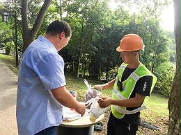 捎一句真誠(chéng)問(wèn)候，送一絲清涼關(guān)懷